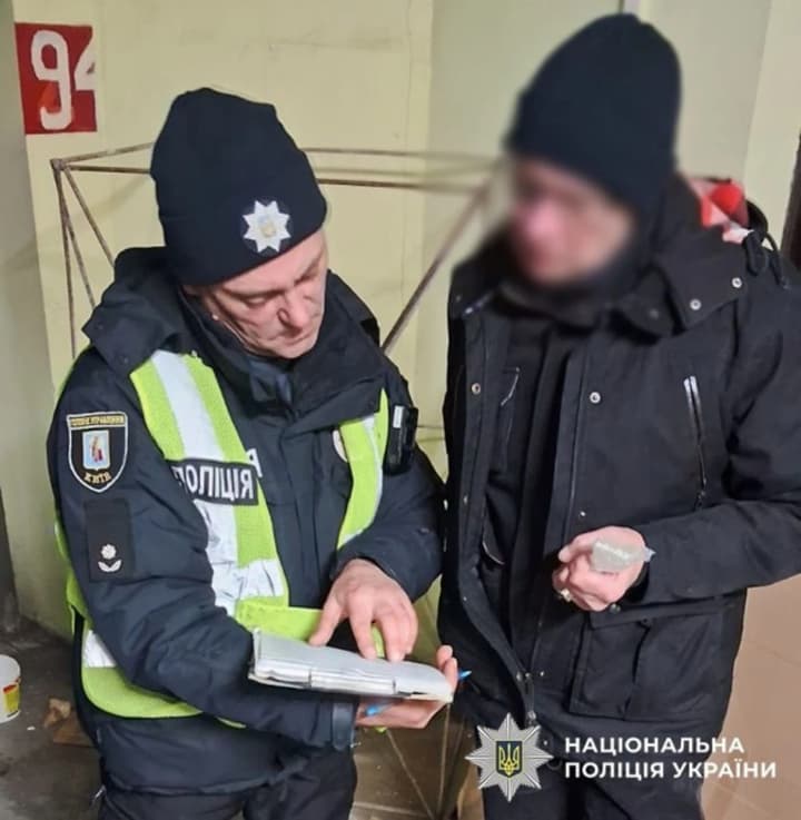 ne-pustyv-liudei-do-ukryttia-pid-chas-masovanoho-obstrilu-politsiia-prytiahnula-do-vidpovidalnosti-okhorontsia-parkinhu-u-kyievi