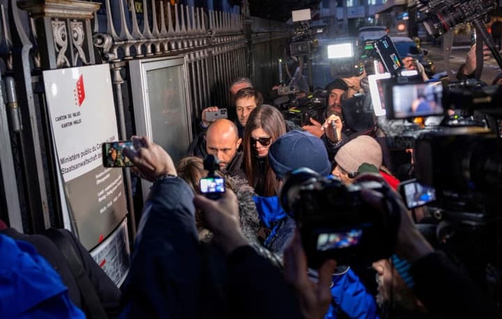 vlasnyka-shveitsarskoho-baru-de-u-novorichnu-nich-zahynuly-desiatky-liudei-areshtuvaly