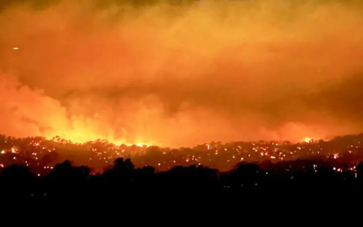 lesnie-pozhari-v-avstralii-unichtozheno-bolee-130-zdanii-tisyachi-lyudei-bez-sveta