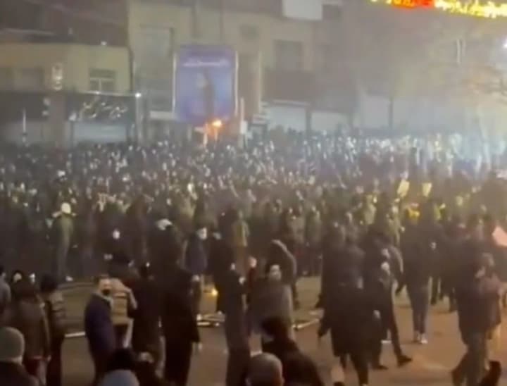 bilyi-dim-rozghliadaie-varianty-aviaudariv-po-iranu-u-razi-rozstrilu-protestuvalnykiv-wsj