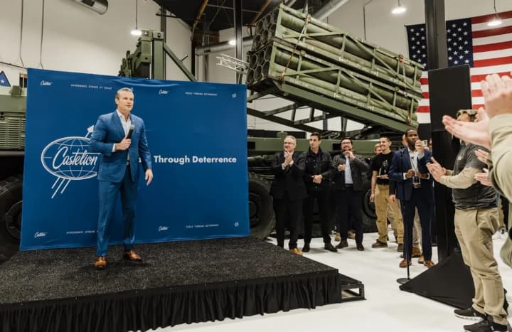 ministr-voini-ssha-pit-khegset-proinspektiroval-razrabotku-noveishei-giperzvukovoi-raketi-chernaya-boroda