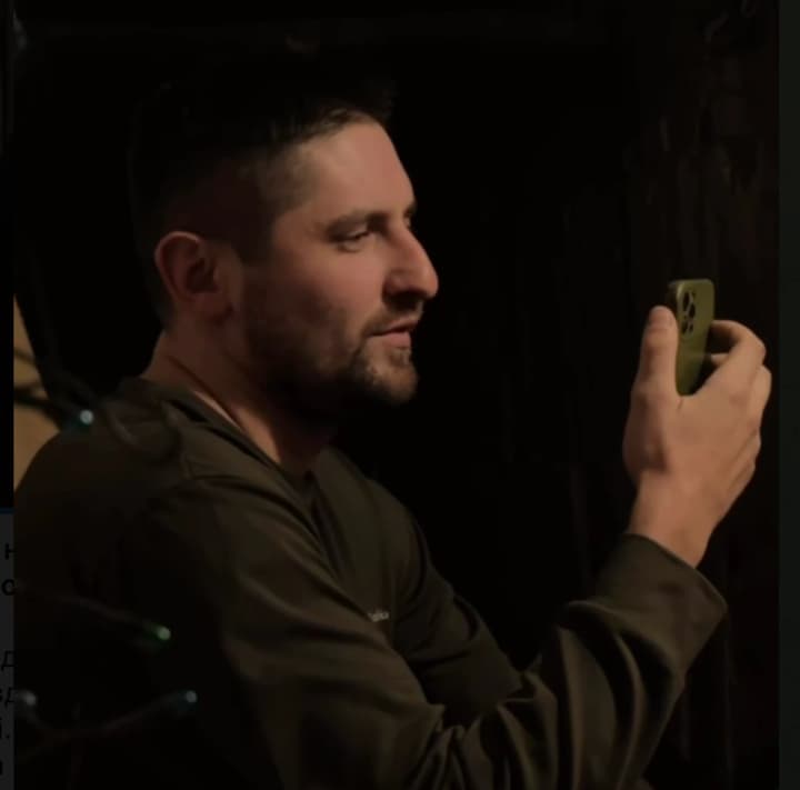 zhenilsya-pryamo-na-pozitsii-boets-brigadi-khizhak-zhenilsya-cherez-diyu