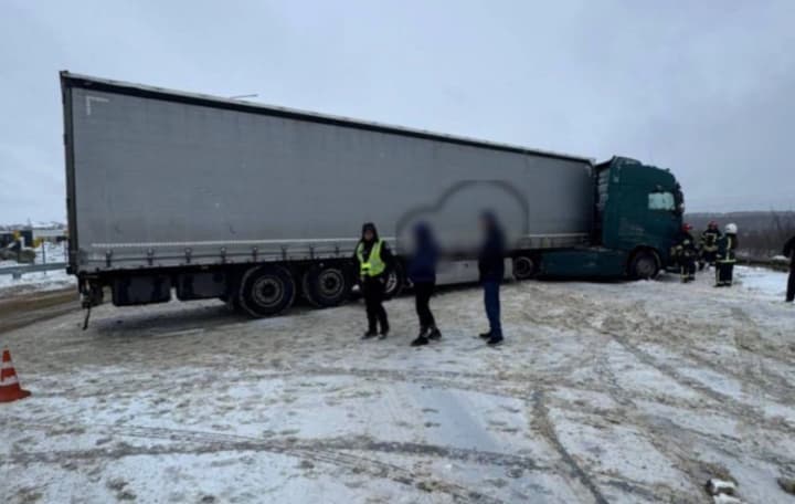 na-lvivshchyni-vantazhivka-zitknulasia-z-mikroavtobusom-dorohu-perekryto-cherez-dtp