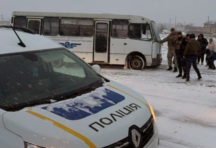 snihopad-na-khersonshchyni-politsiia-pratsiuie-u-posylenomu-rezhymi-vsi-dorohy-proizni