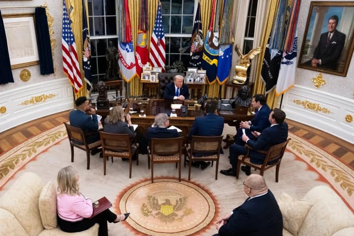 prezident-ssha-u-zelenskogo-net-kart-yest-tolko-odno-donald-tramp