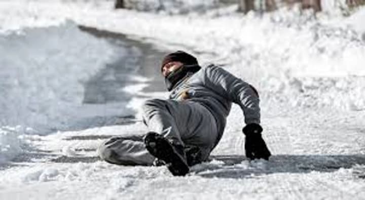 travmi-iz-za-gololeda-i-snega-kak-deistvovat-i-kto-otvechaet