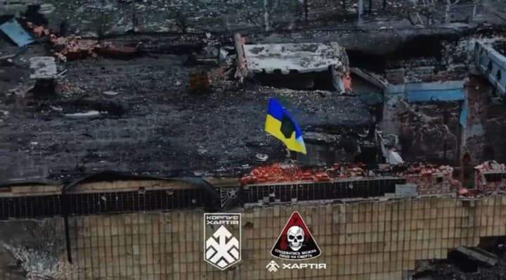 biitsi-khartii-vstanovyly-prapor-ukrainy-nad-budivleiu-merii-v-tsentri-kupianska