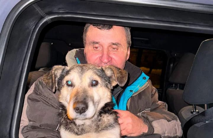 white-angel-police-helped-a-man-with-a-dog-reach-his-wife-who-had-evacuated-earlier