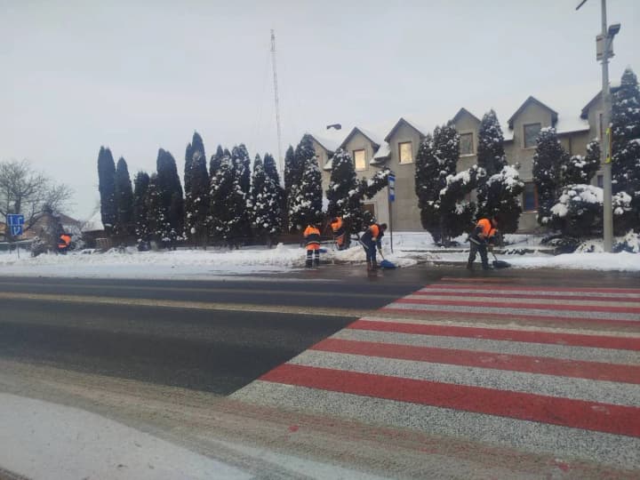 snow-in-8-regions-of-ukraine-road-workers-are-ensuring-passage