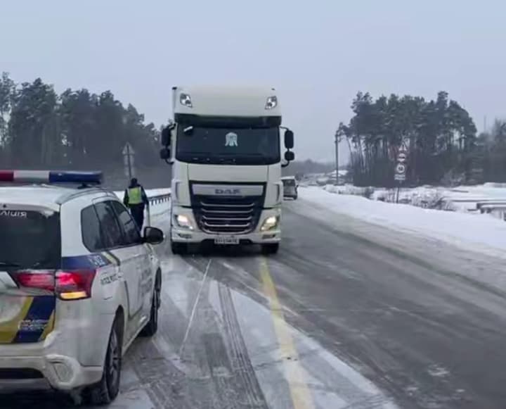na-zhitomirshchine-zatrudneno-dvizhenie-na-trasse-kiev-chop-iz-za-dtp-detali
