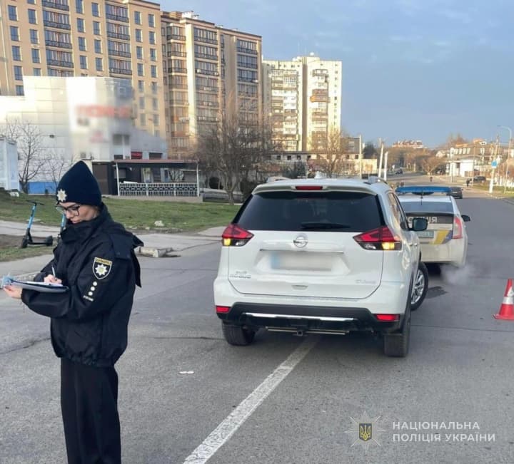 voditel-nissan-sbil-zhenshchinu-s-dvukhletnei-docheryu-na-peshekhodnom-perekhode-v-odesskoi-oblasti