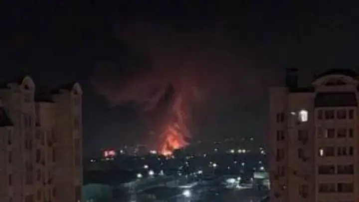 rosiiskyi-rostov-atakovano-dronamy-pid-atakoiu-rezervuary-naftoproduktiv-mistseva-ppo-urazyla-zhytlovi-budynky-zmi