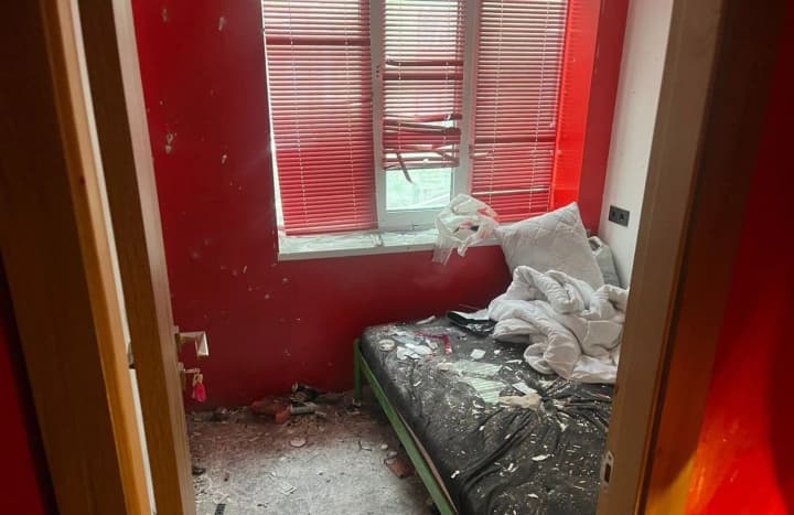 u-kyievi-cholovik-kynuv-hranatu-v-khosteli-pid-chas-konfliktu-yomu-zahrozhuie-15-rokiv-viaznytsi