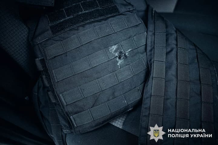 v-lutske-muzhchina-vistrelil-v-politseiskogo-kotorii-prikril-zhenshchinu-s-rebenkom