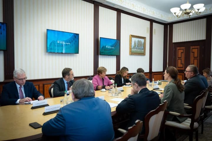 ohlianuly-naslidky-vorozhykh-udariv-po-kyievu-ta-obhovoryly-prohramu-pidtrymky-svyrydenko-zustrilas-iz-hlavoiu-mvf