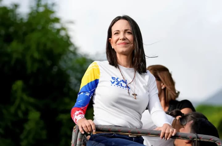 tramp-vse-taki-poluchil-nobelevskuyu-medal-mira-yee-simvolicheski-peredala-machado