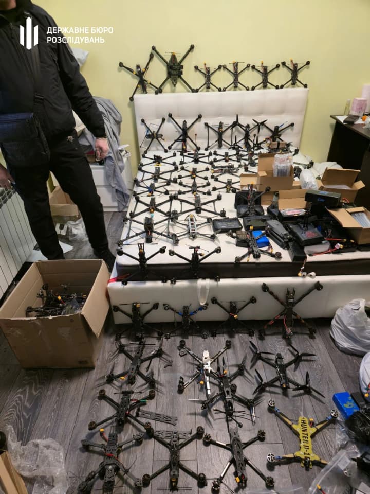 in-donetsk-region-a-serviceman-was-exposed-trying-to-sell-weapons-and-over-500-drones-were-also-discovered-and-seized