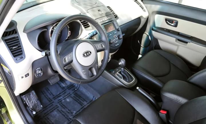 tekhnik-kia-podal-v-sud-na-kompaniyu-iz-za-sereznoi-travmi-vo-vremya-remonta-avtomobilya