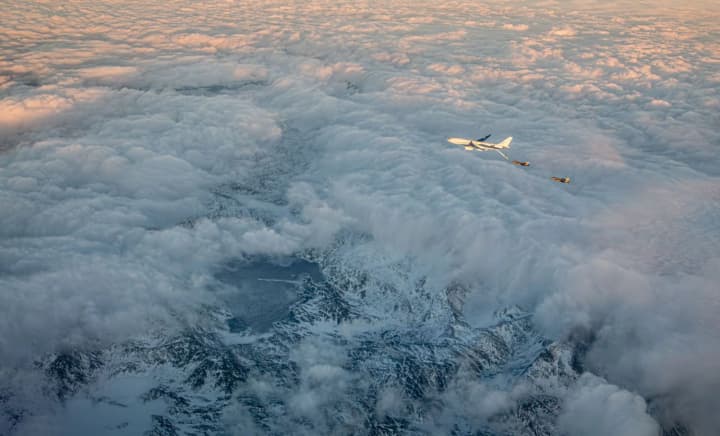 dva-datskikh-istrebitelya-f-35-i-frantsuzskii-samolet-zapravshchik-proveli-ucheniya-na-yugo-vostoke-grenlandii