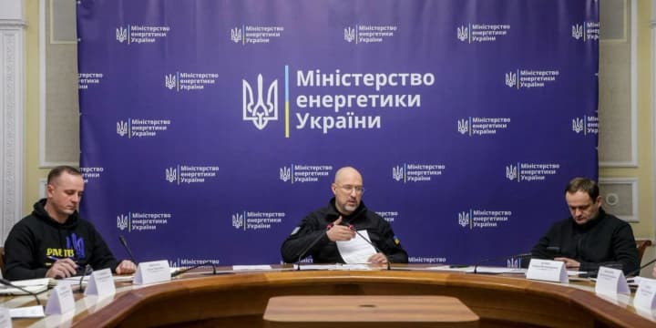 u-stolytsi-rozpochaly-robotu-dodatkovi-bryhady-enerhetykiv-dlia-vidnovlennia-svitla-shmyhal