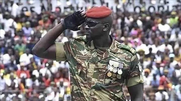 mamadi-dumbuia-ofitsiino-stav-prezydentom-hvinei-pislia-chotyrokh-rokiv-viiskovoho-perekhodu