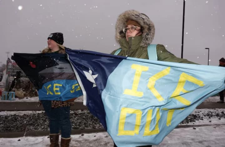 u-minneapolisi-sotni-demonstrantiv-u-20-hradusnyi-moroz-zakydaly-kulkamy-z-vodoiu-ultrapravykh-aktyvistiv-pid-chas-mitynhu-proty-ice