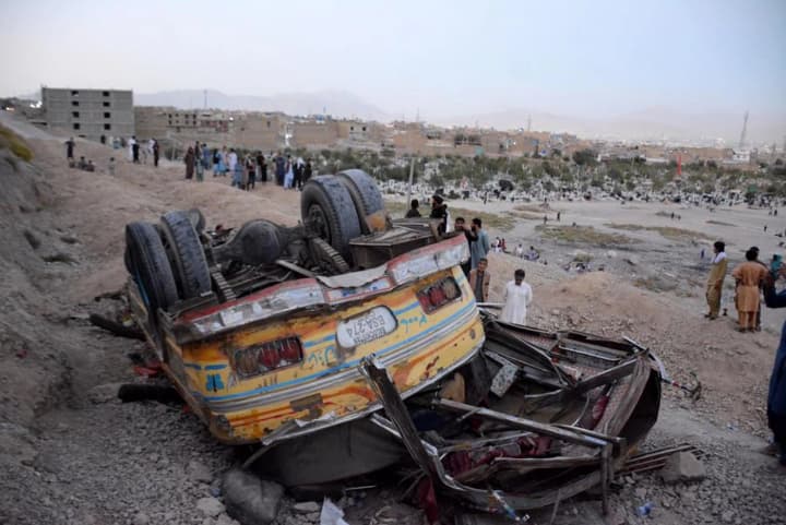 kryvava-subota-v-pakystani-u-dvokh-masshtabnykh-dtp-zahynulo-shchonaimenshe-24-osoby