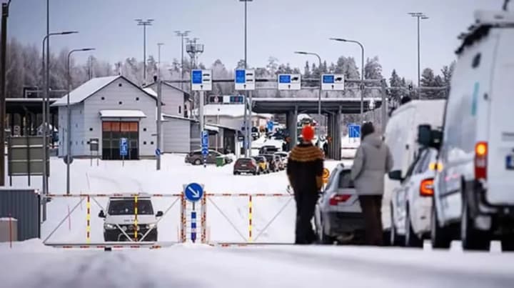 na-kordoni-z-polshcheiu-tymchasovo-zupyneno-oformlennia-vantazhnykh-avtomobiliv-dpsu