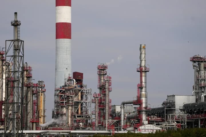 vengerskaya-mol-podpisala-predvaritelnoe-soglashenie-o-pokupke-serbskoi-nis-u-rossiiskoi-gazprom-nefti