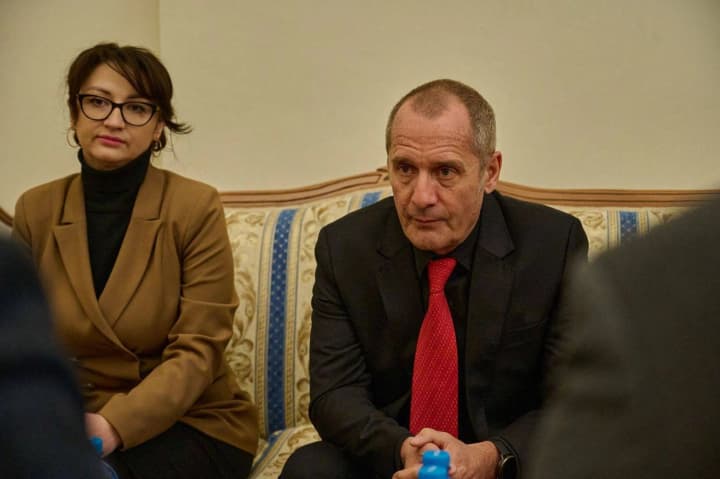 mid-vizval-glavu-missii-mkkk-iz-za-nepriemlemogo-zayavleniya-ob-udarakh-po-ukraine-i-rf-sherer-priznal-neumestnost-sravnenii