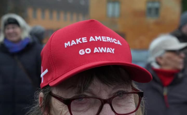 krasnie-kepki-s-lozungom-zastavte-ameriku-uiti-stali-simvolom-protestov-v-grenlandii-i-danii