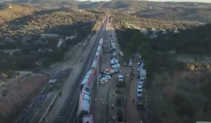 novaya-zheleznodorozhnaya-katastrofa-v-ispanii-odin-chelovek-pogib-po-menshei-mere-14-poluchili-raneniya