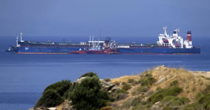 hroshi-peremahaiut-strakh-novi-hretski-tankery-pryiednalysia-do-eksportu-nafty-z-rf