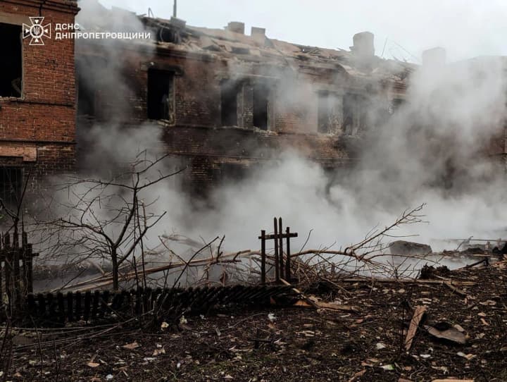 raketnyi-udar-rf-po-kryvomu-rohu-postrazhdaly-5-liudei-sered-nykh-pivtorarichna-dytyna