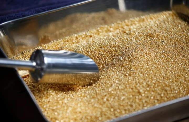 zoloto-vstanovylo-novyi-istorychnyi-rekord-i-perevyshchylo-poznachku-4900-dolariv-sriblo-ta-inshi-metaly-tezh-na-vysoti