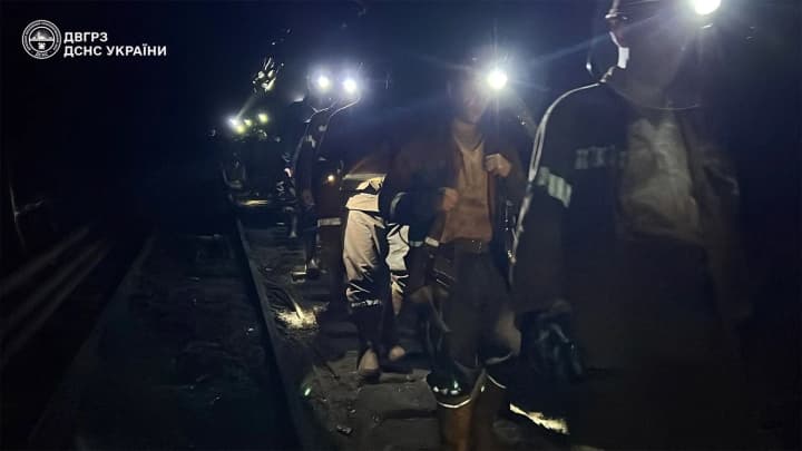10-chasov-spasatelnoi-operatsii-i-do-7-kilometrov-puti-v-gschs-pokazali-spasenie-zablokirovannikh-iz-za-atak-rf-gornyakov-v-krivom-roge