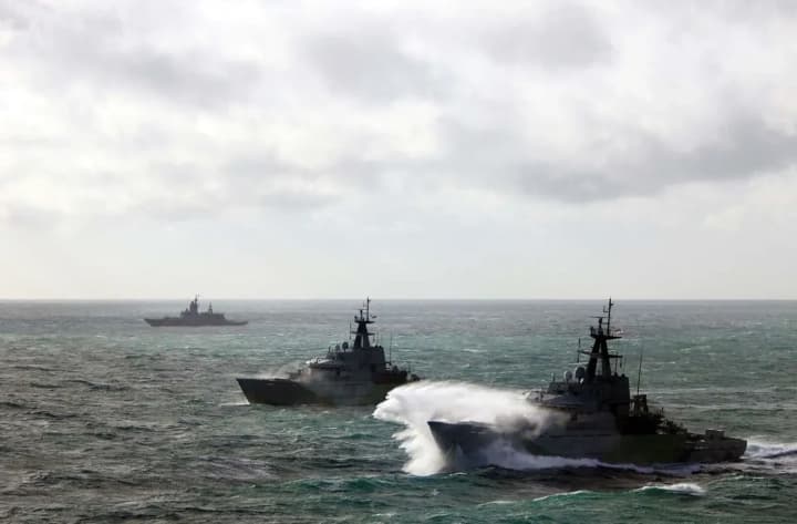 british-navy-reports-tracking-russian-vessels-in-english-channel