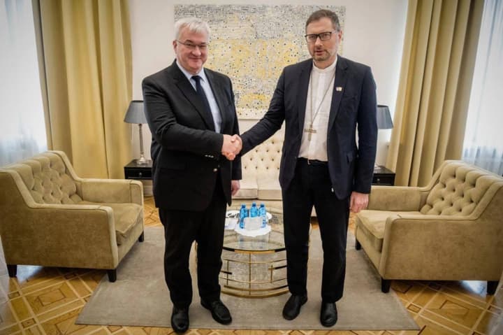 sybiha-obhovoryv-iz-apostolskym-nuntsiiem-spivpratsiu-ukrainy-ta-sviatoho-prestolu