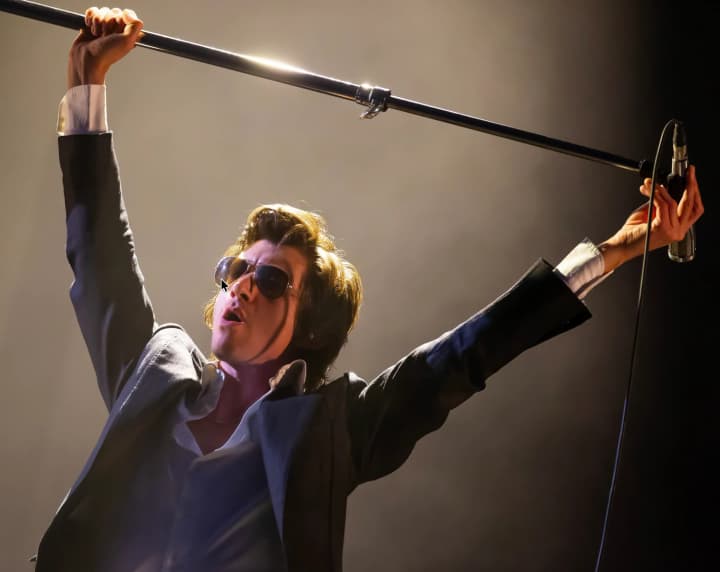 arctic-monkeys-vozvrashchayutsya-s-pervim-relizom-za-chetire-goda-v-podderzhku-detei-postradavshikh-ot-voin