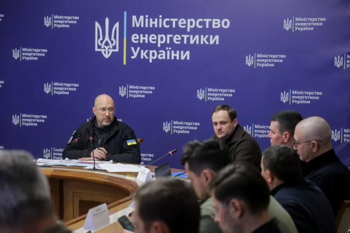 800-tysiach-kyian-zalyshaiutsia-bez-svitla-cherez-ekstreni-vidkliuchennia-shmyhal