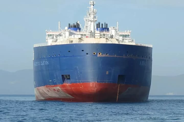 pershyi-tanker-lodovoho-klasu-rosiiskoho-vyrobnytstva-nablyzhaietsia-do-pidsanktsiinoho-zavodu-arctic-lng-2