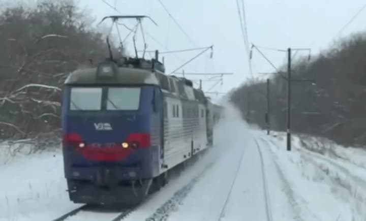 anomalna-pohoda-paralizuvala-rukh-poizdiv-po-vsii-kraini-v-ukrzaliznytsi-povidomyly-pro-zatrymku-nezky-reisiv