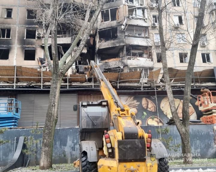 kilkist-zhertv-rosiiskoi-ataky-na-odesu-zrostaie-z-pid-zavaliv-distaly-tilo-cholovika