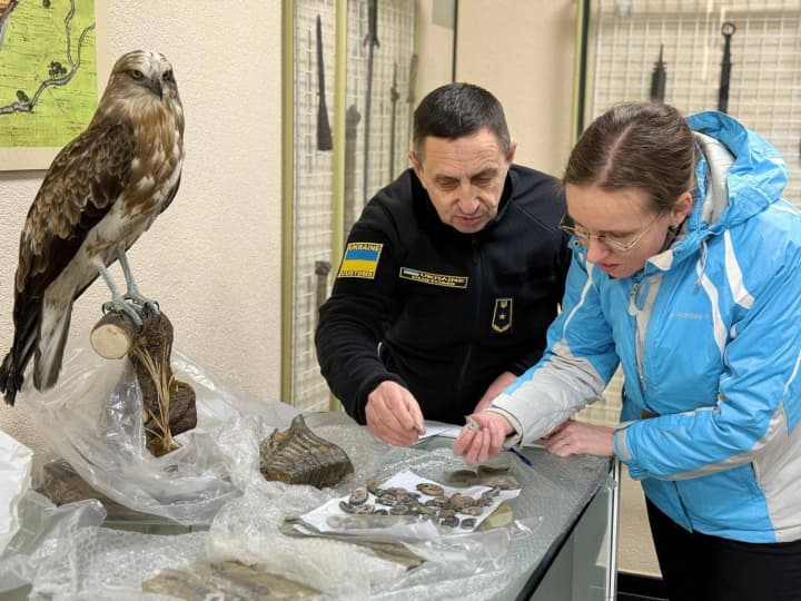 zberezheno-dlia-nauky-mytnyky-peredaly-do-pryrodnychoho-muzeiu-zub-mamuta-ridkisnoho-ptakha-ta-skamianilosti