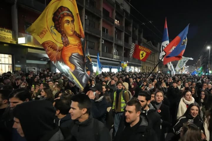 v-belgrade-proshli-mnogotisyachnie-protesti-protiv-repressii-v-universitetakh