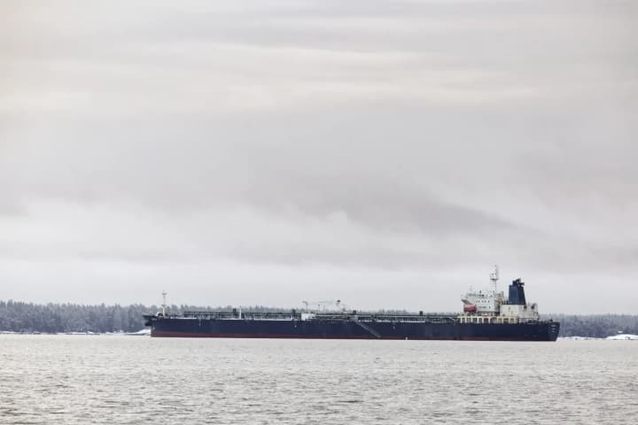 rosiiska-nafta-zastriahla-na-tankerakh-u-mori-cherez-skorochennia-importu-indiieiu