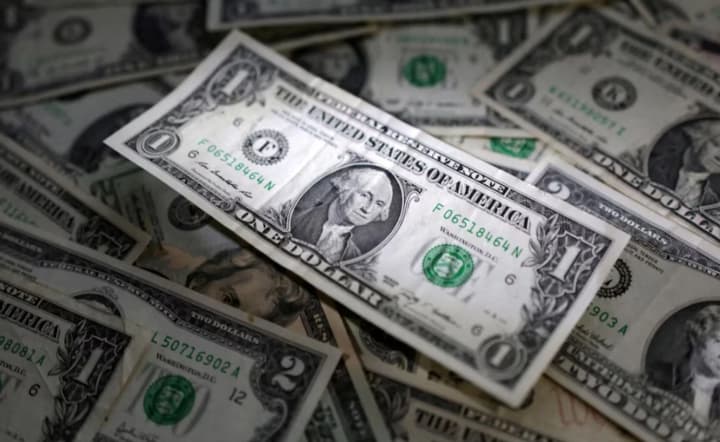 us-dollar-falls-to-four-year-low-due-to-trumps-statements-and-pressure-on-the-fed