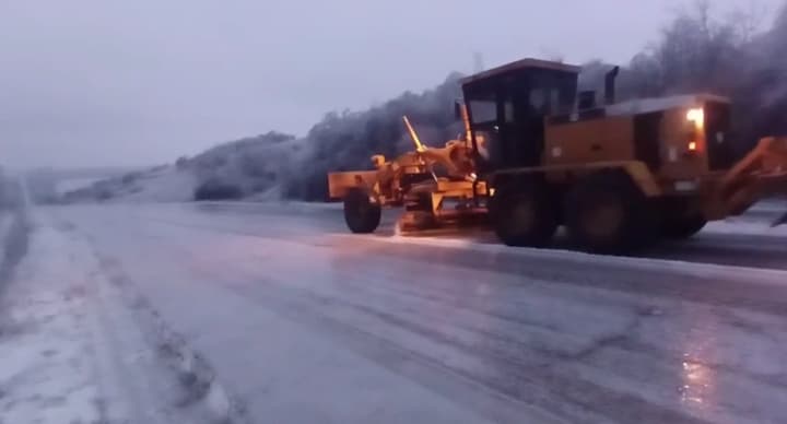 in-a-number-of-regions-freezing-rain-for-the-second-day-in-odesa-region-a-ban-on-movement-on-one-of-the-highways-road-workers