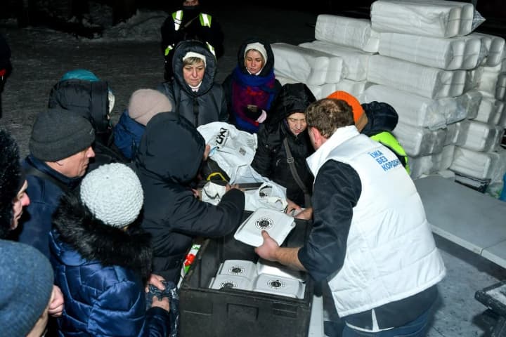 zelenskyi-za-dobu-u-kyievi-ta-oblasti-maizhe-30-tys-liudei-otrymaly-hariache-kharchuvannia-hotovi-zbilshuvaty-masshtab-dopomohy