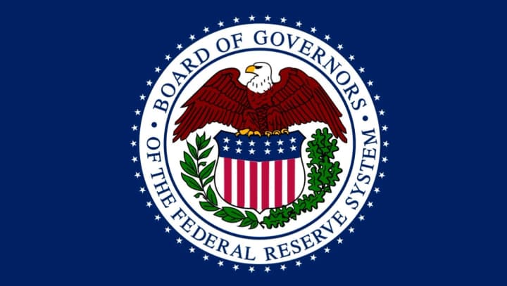 frs-ssha-zberehla-protsentni-stavky-na-tli-tysku-trampa-ta-rekordiv-fondovoho-rynku